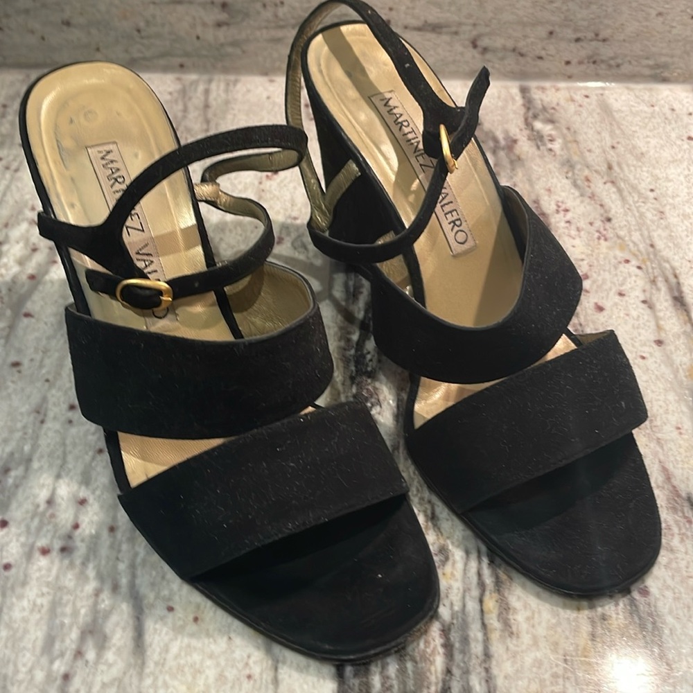 Martinez Valero suede wedges📖